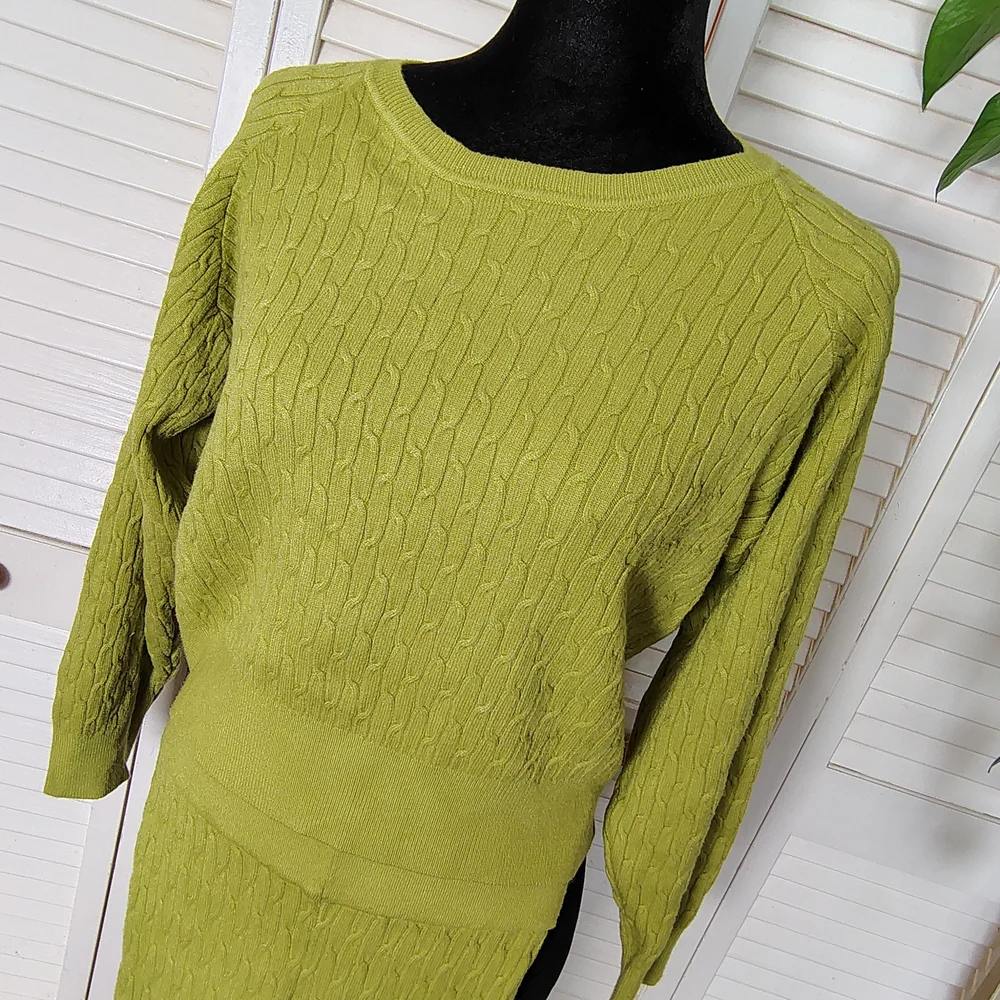 Daisy Green Cable Knit Sweater & Leggings Set Size L – Like New